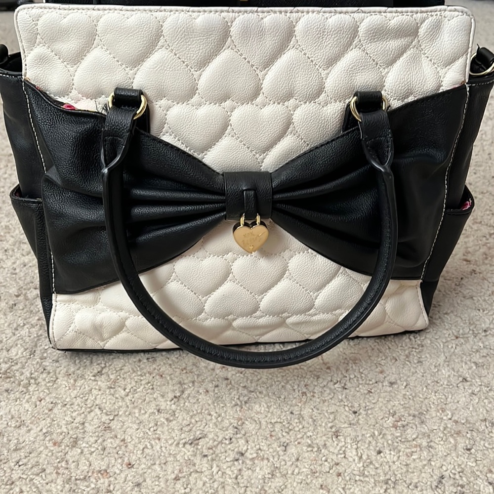 Betsey Johnson Bow Bag Purse Black White Zipper. DOES NOT HAVE CROSSBODY STRAP!